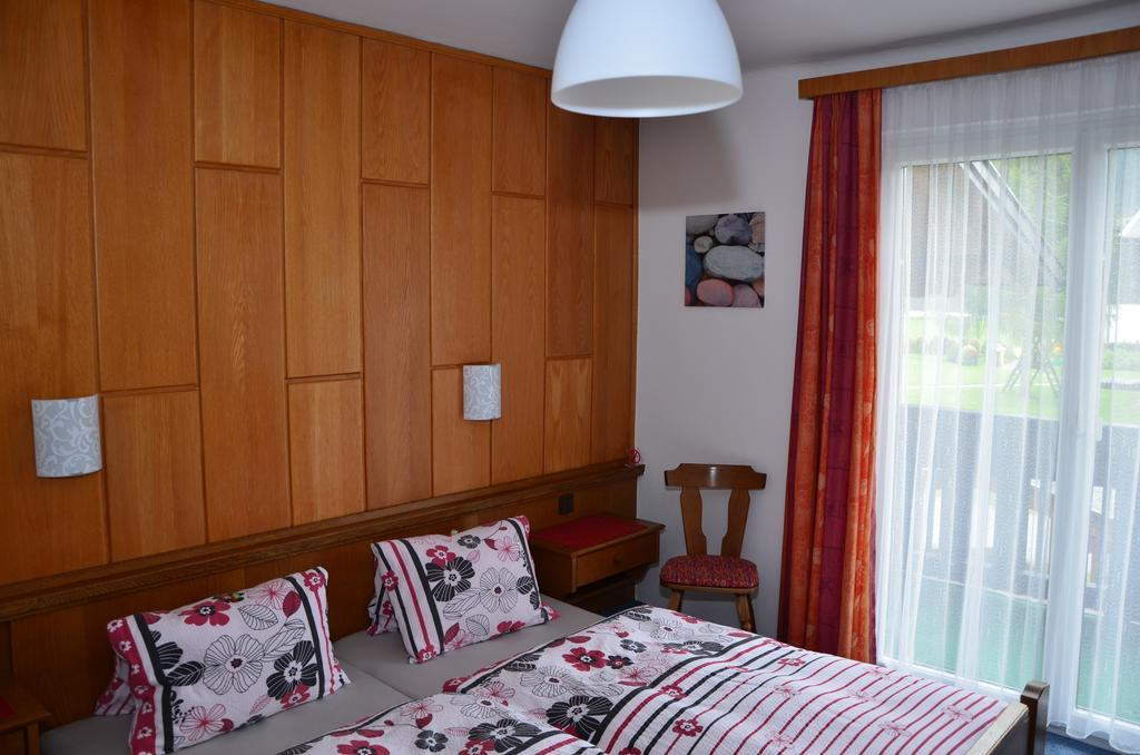 ホテル Haus Dachstein Schnitzer エーベン・イム・ポンガウ 部屋 写真