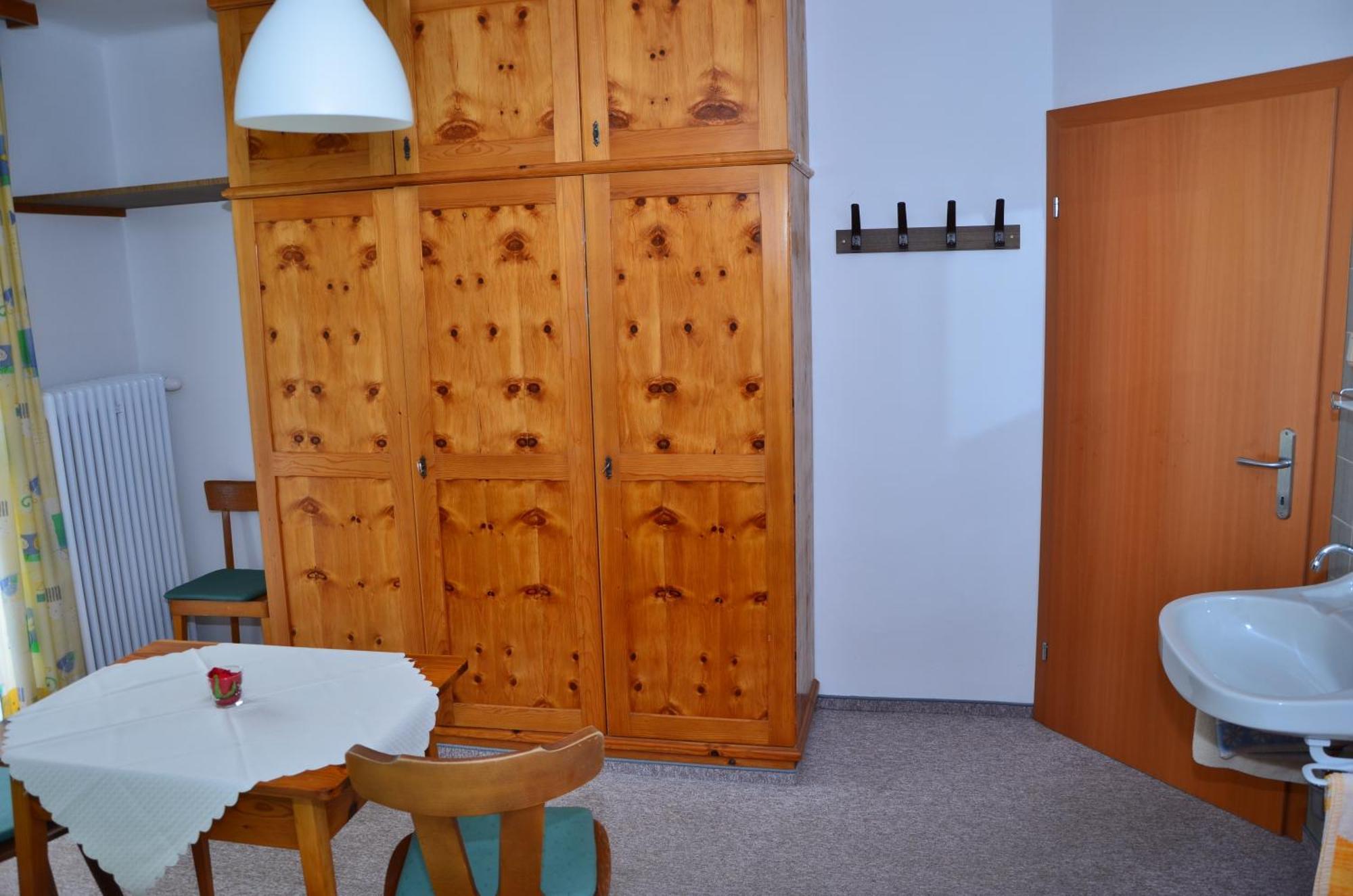 ホテル Haus Dachstein Schnitzer エーベン・イム・ポンガウ 部屋 写真