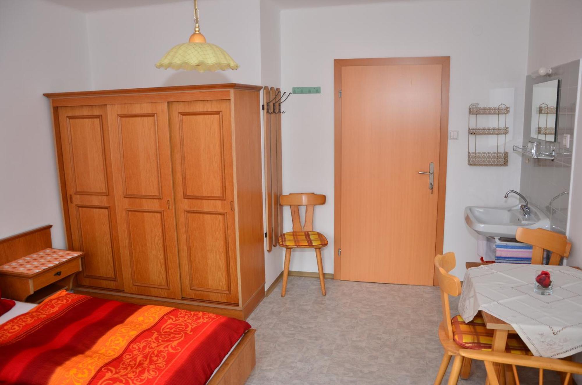 ホテル Haus Dachstein Schnitzer エーベン・イム・ポンガウ 部屋 写真