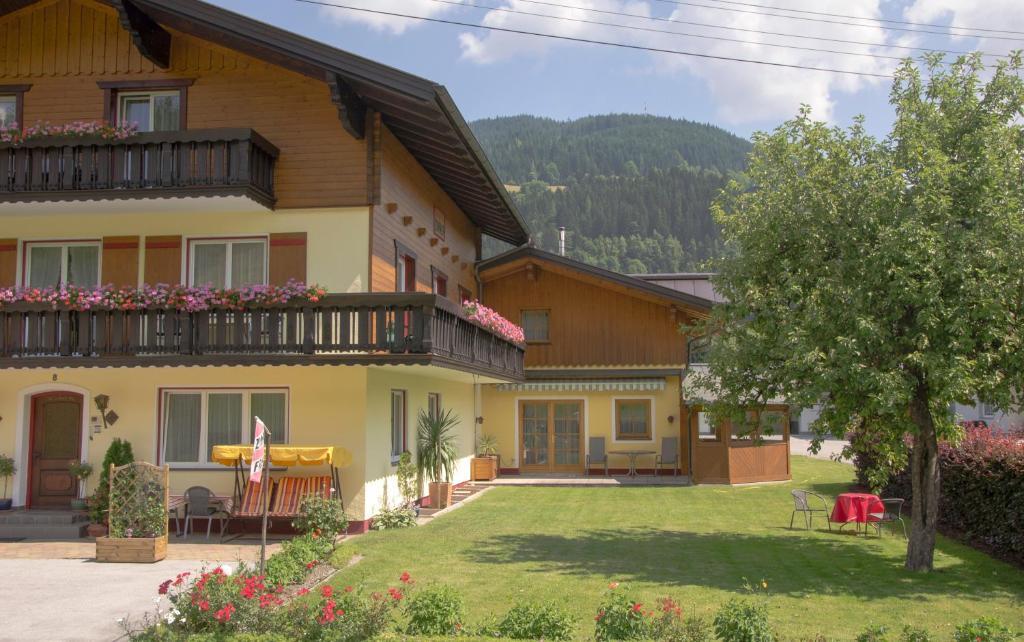 ホテル Haus Dachstein Schnitzer エーベン・イム・ポンガウ エクステリア 写真